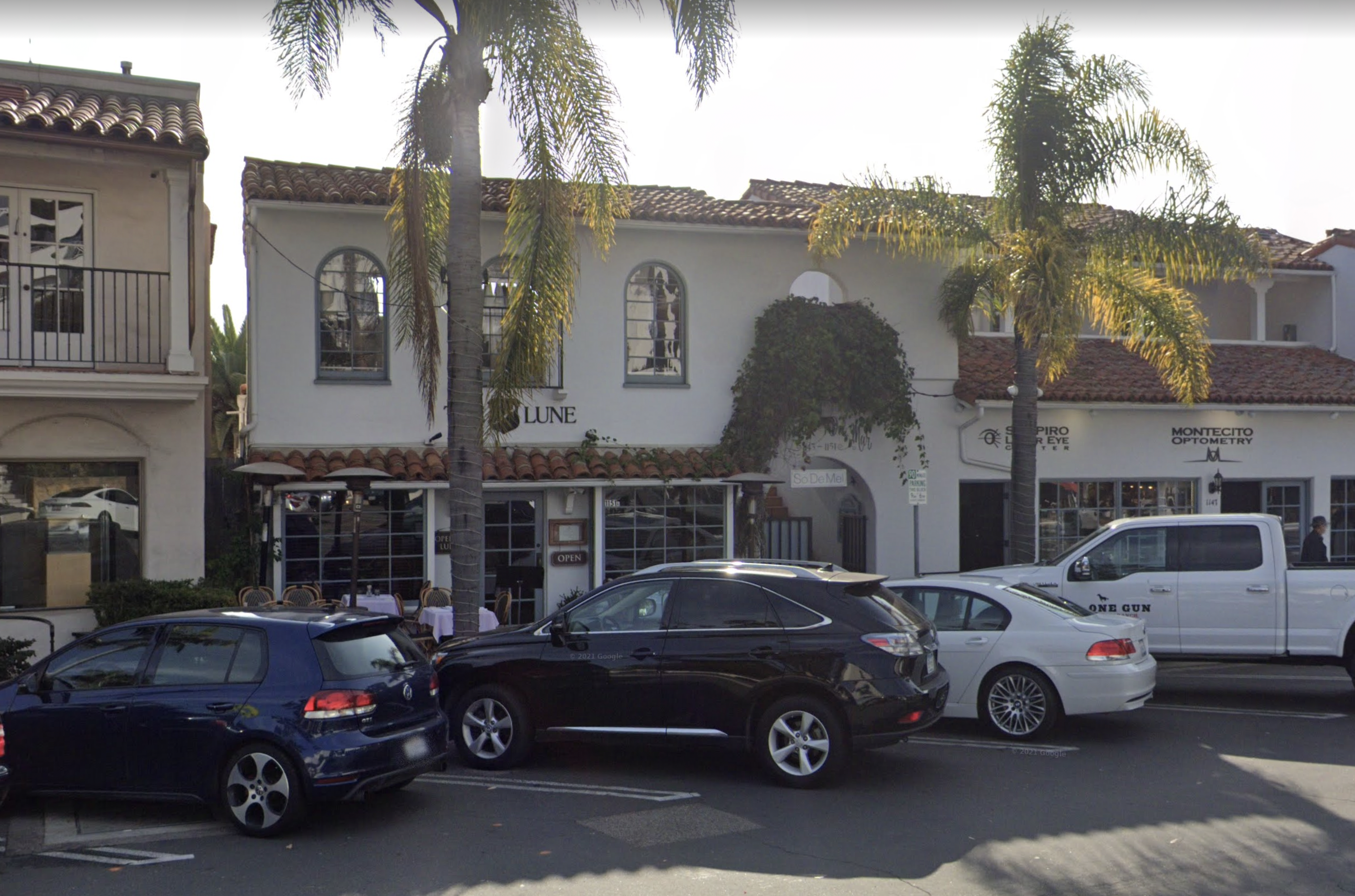 Pronto cenarían en Tre Lune, un restaurante popular en Montecito frecuentado por celebridades como Ellen DeGeneres.