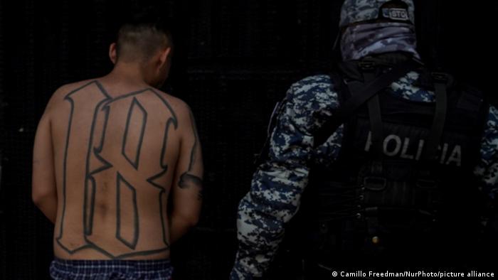El Salvador | Policía escolta a miembro de la pandilla MS-18