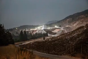 Una ladera israelí a las afueras del kibutz Kfar Giladi es quemada por disparos de cohetes desde el Líbano el 26 de agosto de 2021; los funcionarios israelíes esperan desplegar Iron Beam, un nuevo sistema de defensa aérea láser basado en tierra, a lo largo de todas las fronteras hostiles de Israel