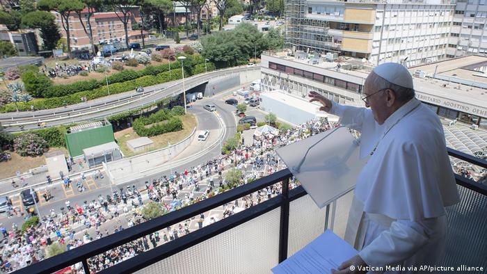 Italia l El Papa Francisco en un balcón del Policlínico Agostino Gemelli de Roma