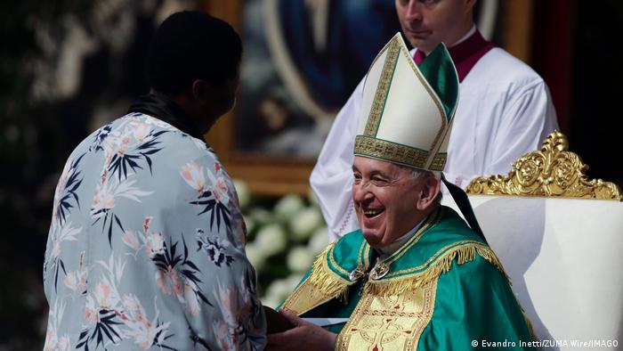 Vaticano Papa Francisco con cristianos del Congo en la basílica de San Pedro