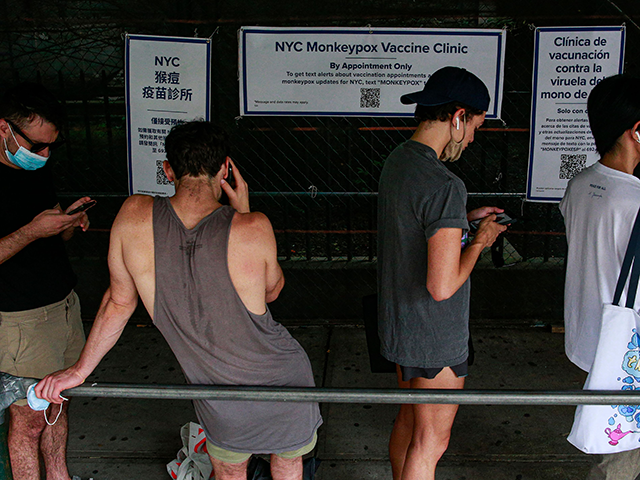 La gente espera en fila para recibir la vacuna Monkeypox antes de la apertura de un nuevo sitio de vacunación masiva en el Bushwick Education Campus en Brooklyn el 17 de julio de 2022, en la ciudad de Nueva York.  (Foto de Kena Betancur / AFP) (Foto de KENA BETANCUR/AFP vía Getty Images)