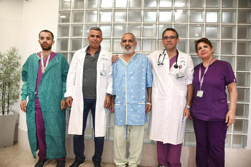 El receptor de trasplante de riñón Eliyahu Shalian y el equipo de trasplante del Hospital Soroka. 