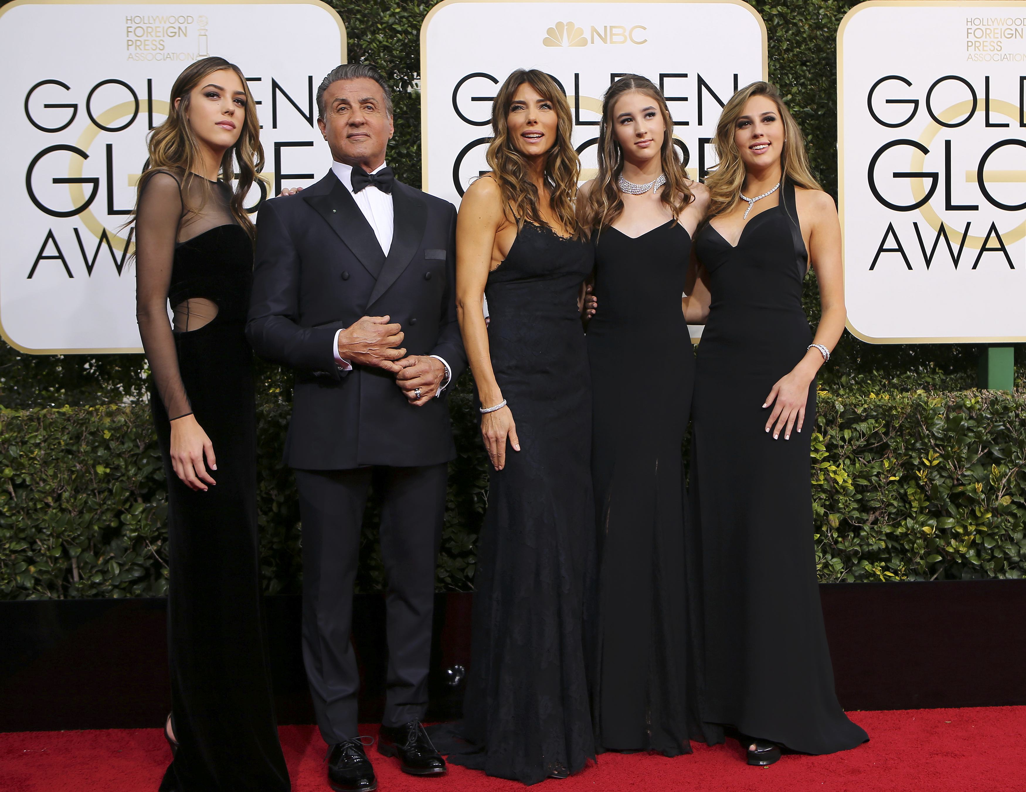 Sylvester y Jennifer en los Globos de Oro 2017 con sus hijas Sistine, izquierda, Scarlet y Sophia, derecha