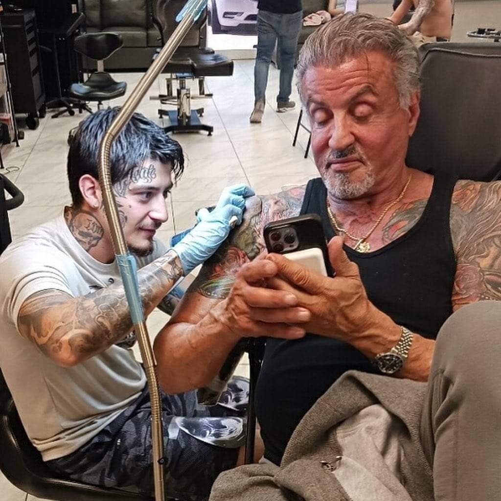 Sylvester Stallone pasa por debajo de la aguja del tatuador Zach Perez