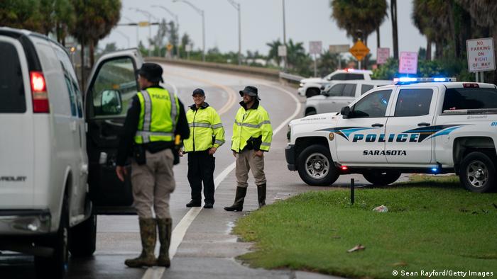Oficiales de policía con sus vehículos en un puente en Sarasota