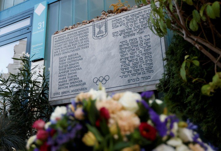 Un plaqueta con el recuerdo de los 12 israelíes asesinados, en e lugar que ocupaban en la villa olìmoica en 1972.