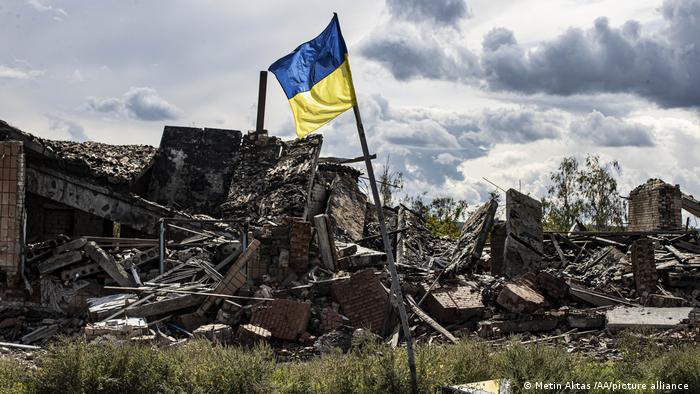 Ucrania Donetsk región Dolyna ruina bandera
