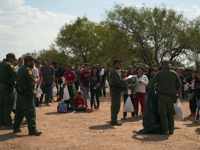 Esta fotografía tomada el 9 de octubre de 2022 muestra a migrantes procesados ​​por la Patrulla Fronteriza de EE. UU. después de que cruzaron ilegalmente la frontera sur de EE. UU. con México en Eagle Pass, Texas. - En el año fiscal 2022, la Patrulla Fronteriza y de Aduanas de los EE. UU. (CBP, por sus siglas en inglés) tuvo más de 2 millones de encuentros con migrantes en la frontera entre EE. UU. y México, estableciendo un nuevo récord en la historia de la CBP. (Foto de allison cena / AFP) (Foto de ALLISON CENA/AFP a través de Getty Images)