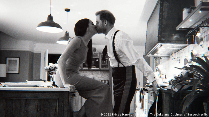 Fotograma del documental de Netflix sobre Harry y Meghan: Los dos se besan en la cocina