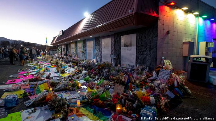 Velas y flores frente al Club Q conmemoran a los cinco muertos en el tiroteo del 19 de noviembre
