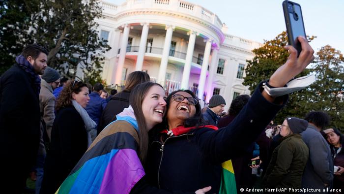 Dos jóvenes de la comunidad LGBTQ se toman una selfie frente a la Casa Blanca
