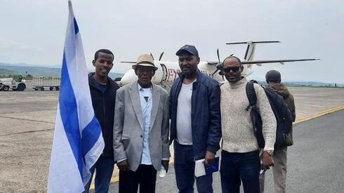 Israelíes y etíopes aptos para la aliá embarcan en aviones con destino a un lugar seguro en Gondar.