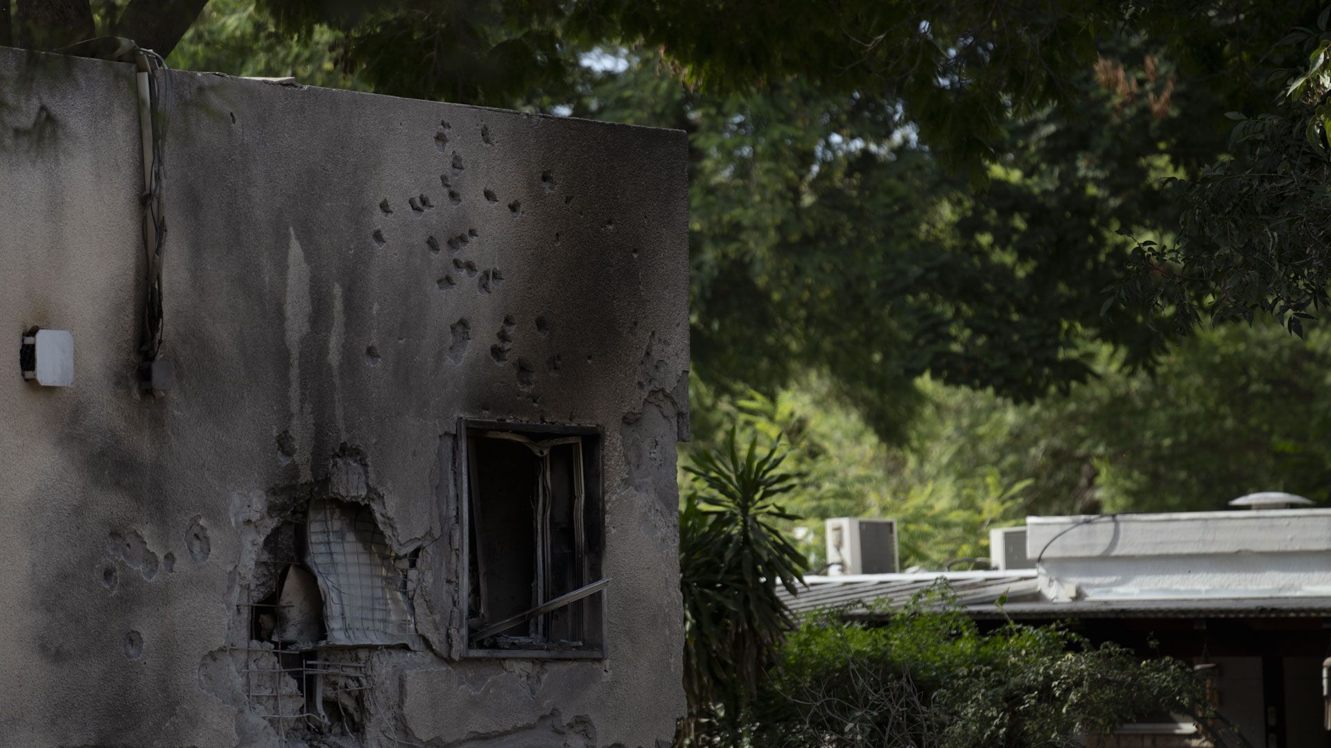 La casa en Kfar Aza que fue prendida fuego por los terroristas cuando no pudieron entrar por la fuerza