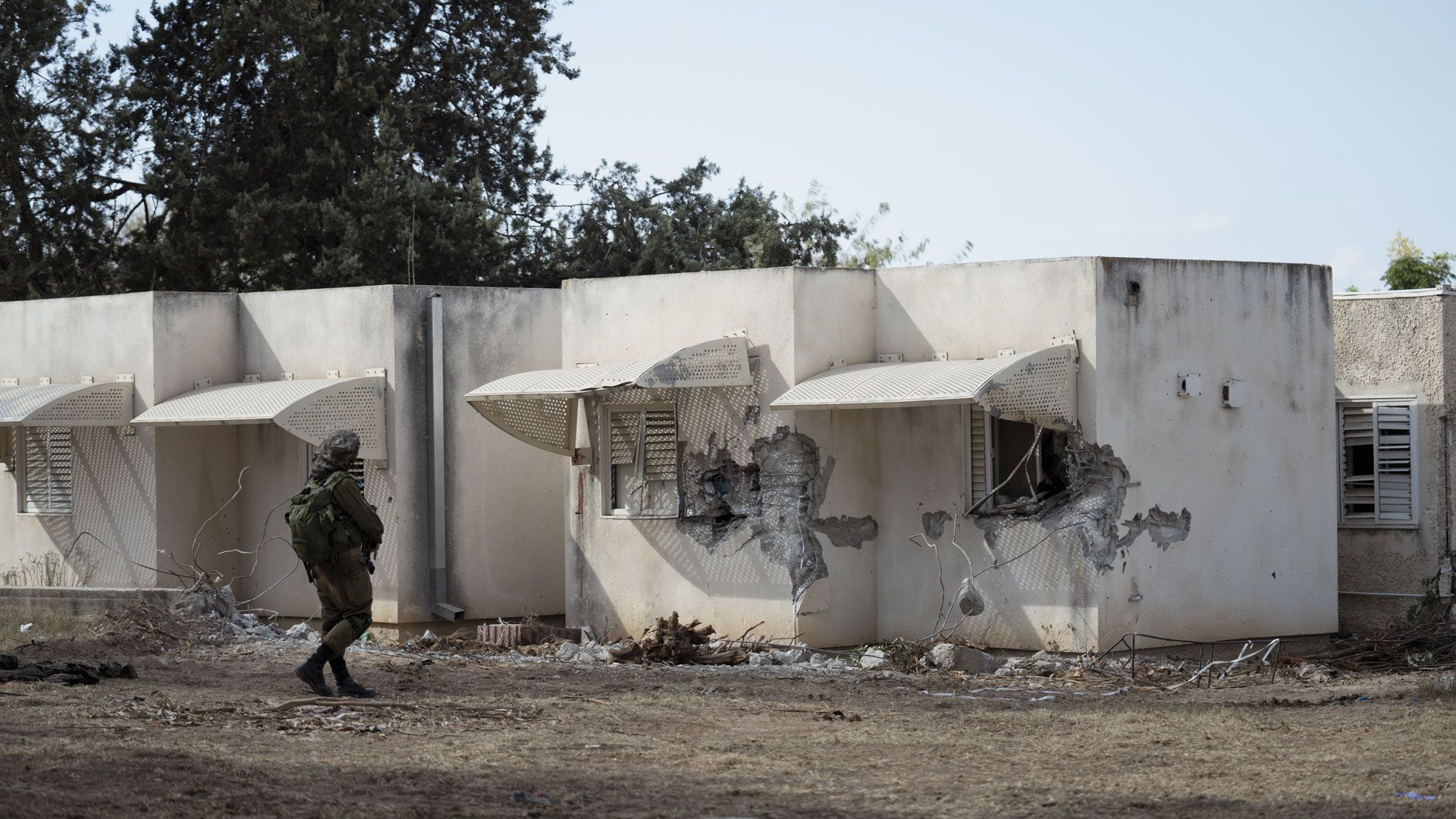 El kibbutz quedó destruido por los combates entre sus vecinos y los terroristas, y ahora está protegido por el ejército de Israel